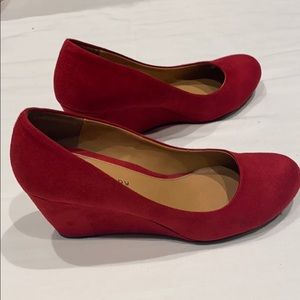 5/$25 😍 Suede RED Wedge